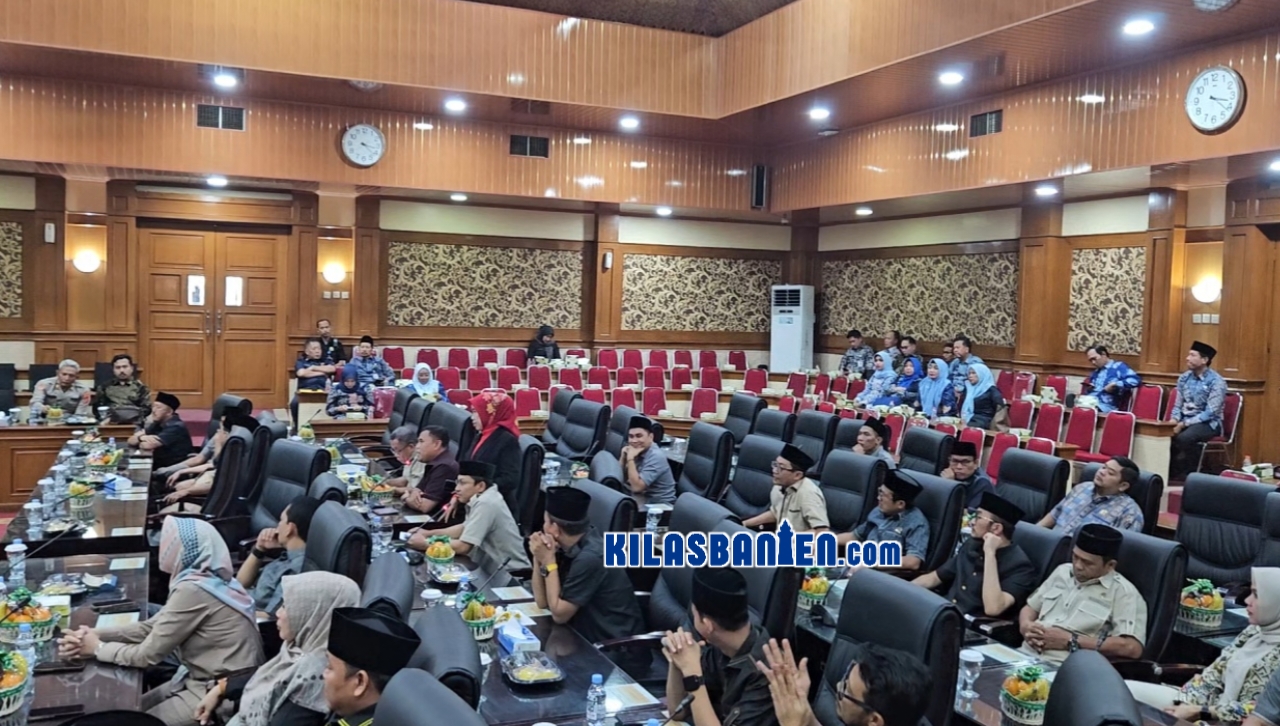 Empat anggota Fraksi PDI Perjuangan DPRD Kabupaten Serang meninggalkan ruang rapat paripurna setelah Bupati Serang tidak menghadiri sidang pembahasan jawaban atas pandangan umum fraksi terhadap Raperda APBD Tahun Anggaran 2027.