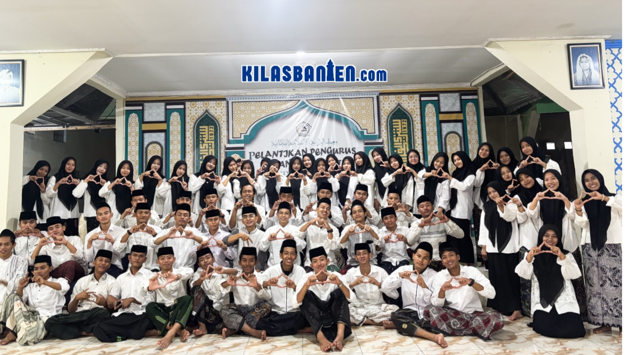 Pengasuh Pondok Pesantren Al-Fathaniyah KH Saifun Nawasi SQ memberikan arahan kepada jajaran Pengurus Pusat ORSAFAH Masa Khidmat 2026-2028 usai pelantikan dan Musyawarah Kerja di Majelis Utama Pondok Pesantren Al-Fathaniyah, Kota Serang, Minggu, 11 Oktober 2026