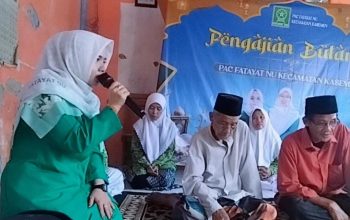 Pengurus dan kader Fatayat NU Kota Serang mengikuti pengajian bulanan yang dirangkaikan dengan peringatan Maulid Nabi Muhammad SAW 1448 Hijriah dan Haul Syekh Abdul Qadir Al-Jailani di Kecamatan Kasemen.