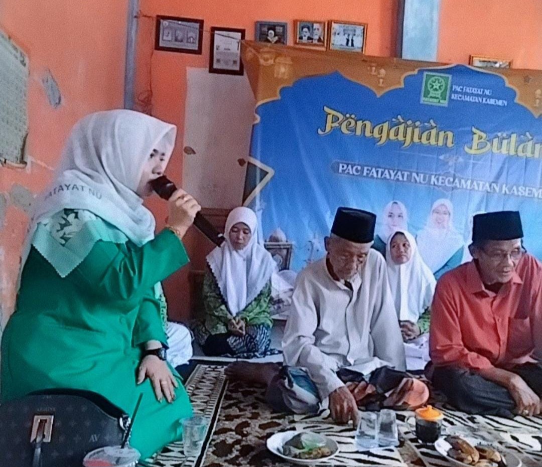 Pengurus dan kader Fatayat NU Kota Serang mengikuti pengajian bulanan yang dirangkaikan dengan peringatan Maulid Nabi Muhammad SAW 1448 Hijriah dan Haul Syekh Abdul Qadir Al-Jailani di Kecamatan Kasemen.