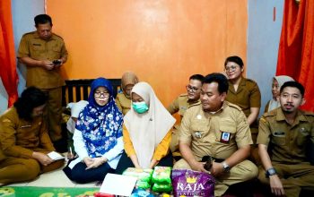 Petugas DKBPPPA, Dinas Sosial, Satgas PPA, dan pemerintah setempat menyerahkan bantuan sekaligus memberikan pendampingan kepada korban kekerasan seksual di Kecamatan Binuang, Kabupaten Serang.