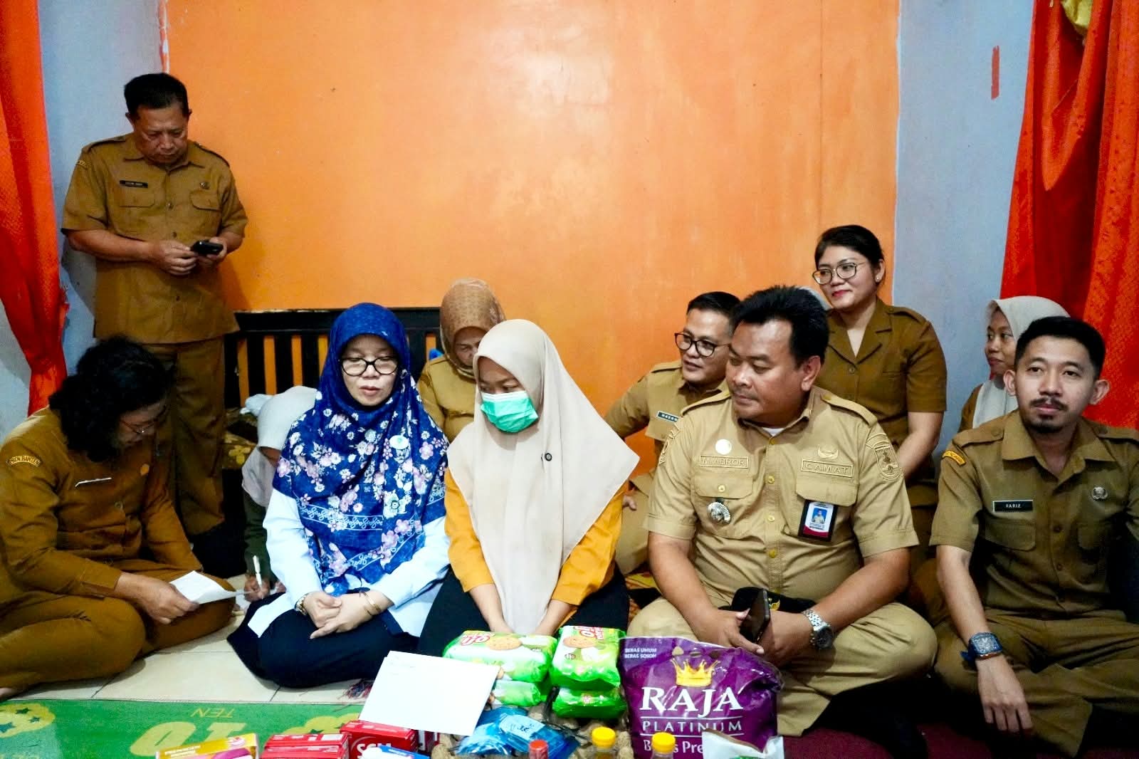 Petugas DKBPPPA, Dinas Sosial, Satgas PPA, dan pemerintah setempat menyerahkan bantuan sekaligus memberikan pendampingan kepada korban kekerasan seksual di Kecamatan Binuang, Kabupaten Serang.
