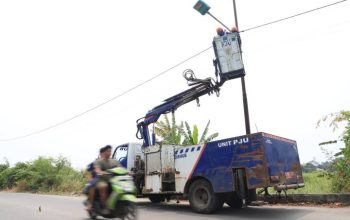 Petugas Dinas Perhubungan Kota Tangerang melakukan perbaikan Penerangan Jalan Umum (PJU) setelah menerima laporan masyarakat melalui layanan pengaduan berbasis QR Code.