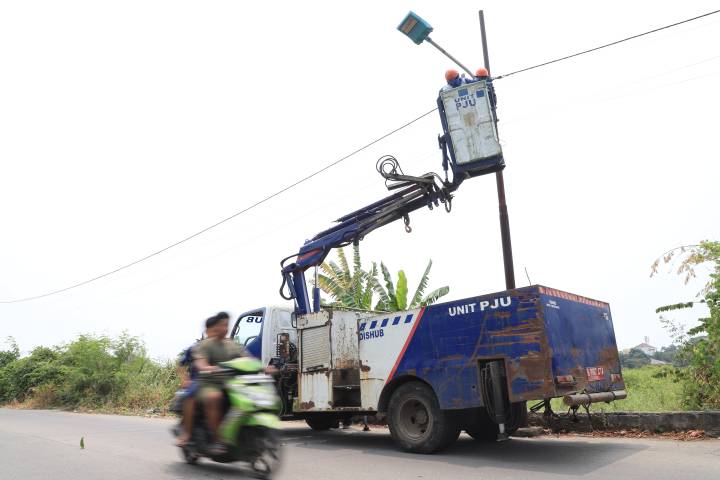 Petugas Dinas Perhubungan Kota Tangerang melakukan perbaikan Penerangan Jalan Umum (PJU) setelah menerima laporan masyarakat melalui layanan pengaduan berbasis QR Code.