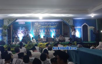 Resolusi Jihad merupakan dasar historis penetapan Hari Santri oleh negara, sedangkan Piagam Perjuangan Al Fathaniyah merupakan inisiatif yang berkembang di lingkungan pesantren Banten sebelum Hari Santri ditetapkan.