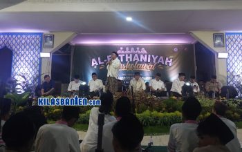 Pimpinan Pondok Pesantren Al Fathaniyah KH Matin Syarkowi memimpin Al Fathaniyah Bershalawat dalam rangka Hari Santri Nasional 2026 di Kota Serang yang dihadiri ulama, pemerintah, aparat keamanan, tokoh lintas agama, dan ratusan santri, Sabtu (24/10/2026).