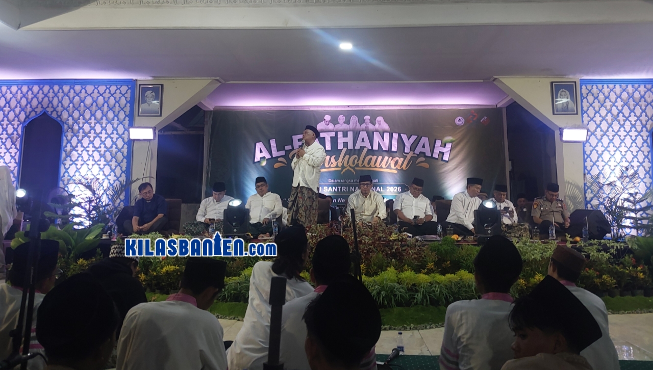 Pimpinan Pondok Pesantren Al Fathaniyah KH Matin Syarkowi memimpin Al Fathaniyah Bershalawat dalam rangka Hari Santri Nasional 2026 di Kota Serang yang dihadiri ulama, pemerintah, aparat keamanan, tokoh lintas agama, dan ratusan santri, Sabtu (24/10/2026).