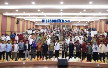Rektor UIN SMH Banten Prof. Muhammad Ishom bersama tokoh dari enam agama dalam kegiatan Mimbar Moderasi Beragama sebagai bagian dari Dies Natalis ke-64 kampus tersebut, bertempat Auditorium Rektorat Lantai 3 UIN SMH Banten, Senin (12/10/2026).