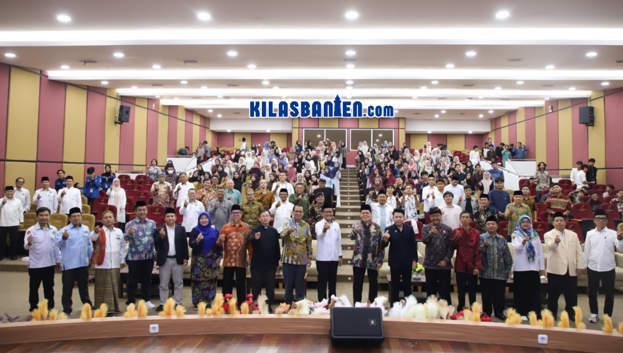 Rektor UIN SMH Banten Prof. Muhammad Ishom bersama tokoh dari enam agama dalam kegiatan Mimbar Moderasi Beragama sebagai bagian dari Dies Natalis ke-64 kampus tersebut, bertempat Auditorium Rektorat Lantai 3 UIN SMH Banten, Senin (12/10/2026).