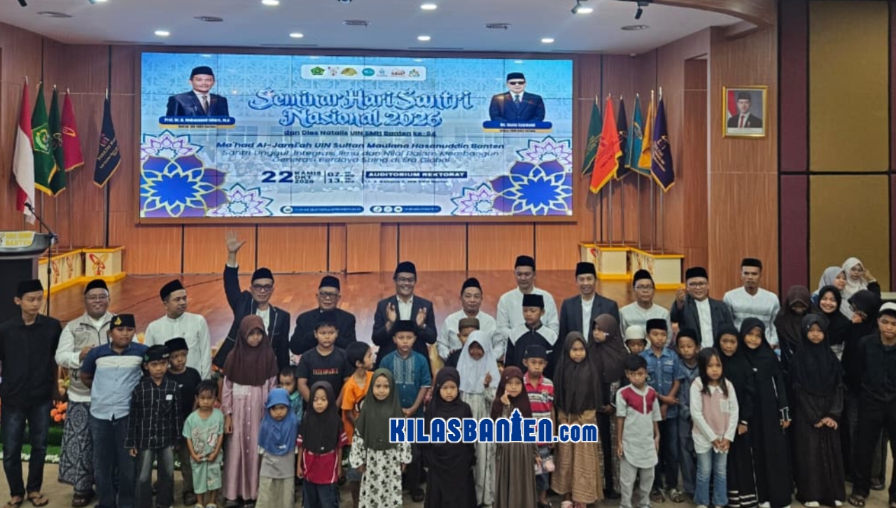 Rektor UIN Sultan Maulana Hasanuddin Banten Prof. Muhammad Ishom bersama Ketua Umum Majelis Pesantren Salafiyah Provinsi Banten KH Matin Syarkowi saat menjadi pembicara dalam Seminar Hari Santri Nasional 2026 di Auditorium Kampus 2 UIN SMH Banten, Kamis (22/10/2026).