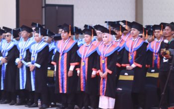 Rektor Universitas Banten Jaya bersama jajaran pimpinan universitas dan para wisudawan pada pelaksanaan Wisuda ke-15 di UNBAJA Convention Hall, Kota Serang, Sabtu (17/10/2026).