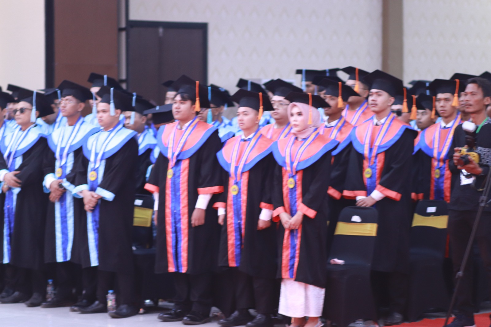 Rektor Universitas Banten Jaya bersama jajaran pimpinan universitas dan para wisudawan pada pelaksanaan Wisuda ke-15 di UNBAJA Convention Hall, Kota Serang, Sabtu (17/10/2026).