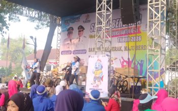 Ribuan warga mengikuti Senam Akbar HUT ke-26 Provinsi Banten di Halaman Gedung Negara, Kota Serang, Minggu, (11/10/2026). Acara turut dimeriahkan peluncuran maskot Forprov II KORMI Banten "Si Bloso" serta bazar UMKM.