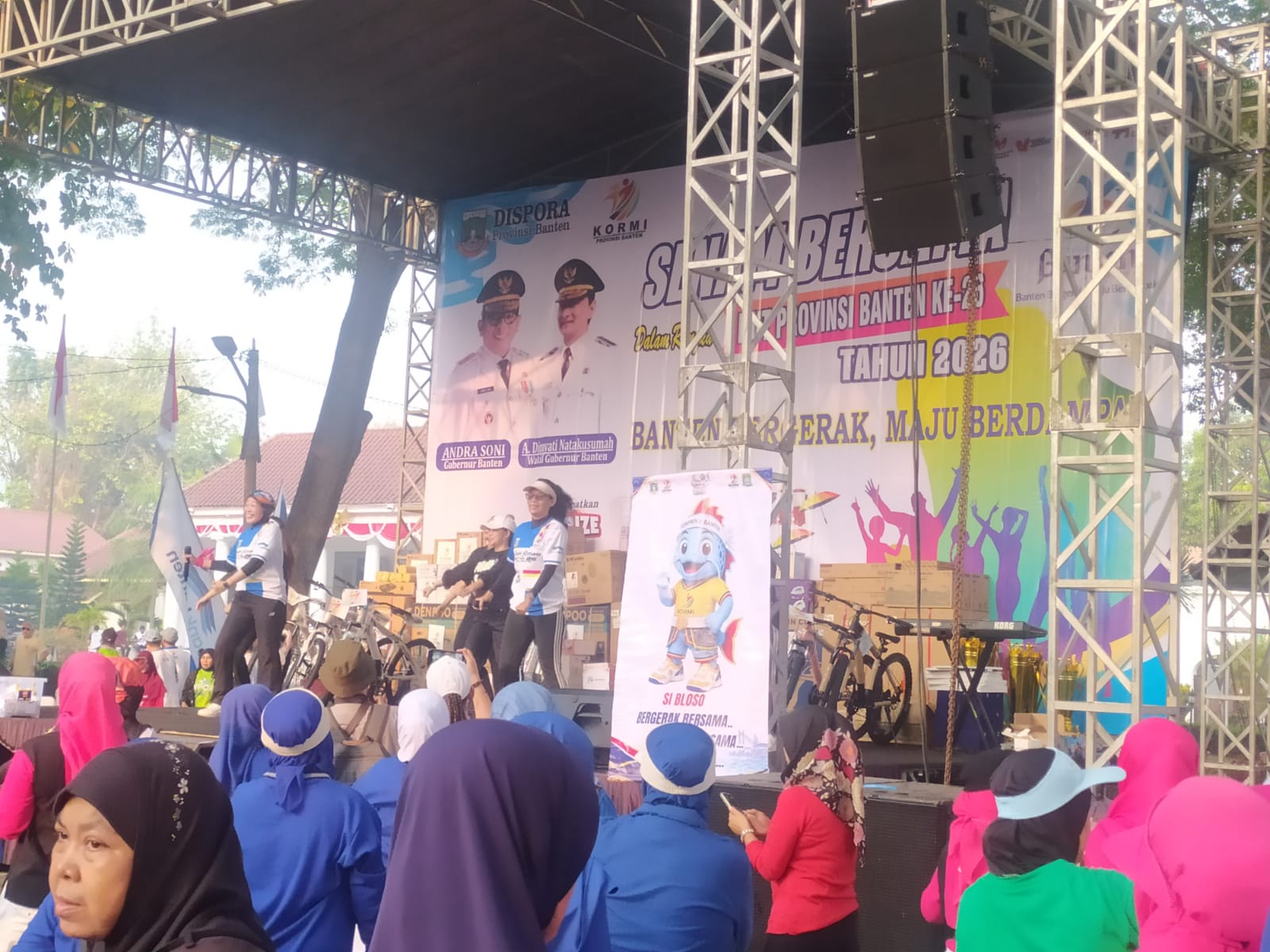 Ribuan warga mengikuti Senam Akbar HUT ke-26 Provinsi Banten di Halaman Gedung Negara, Kota Serang, Minggu, (11/10/2026). Acara turut dimeriahkan peluncuran maskot Forprov II KORMI Banten "Si Bloso" serta bazar UMKM.