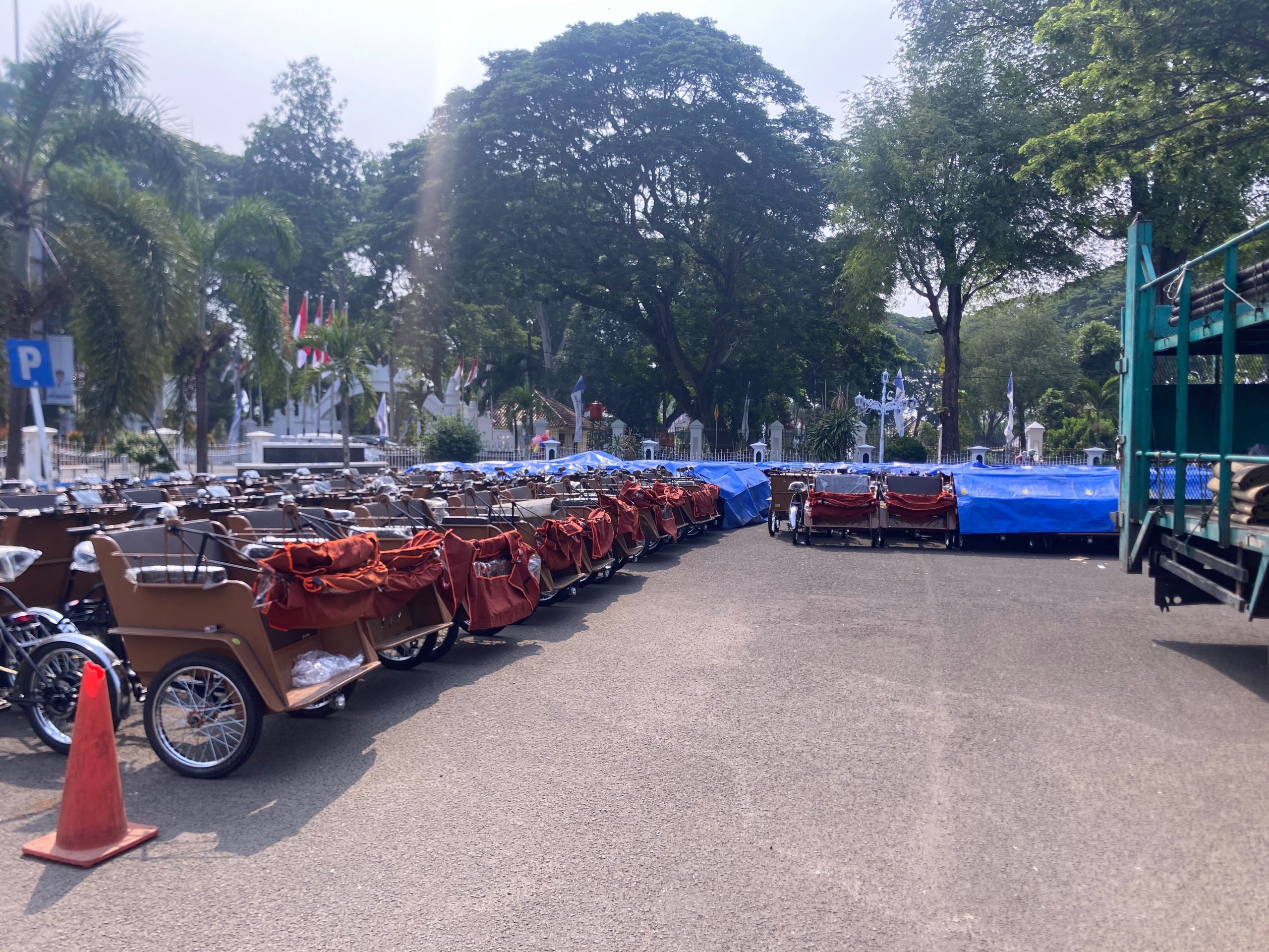 Sekretaris Daerah Kabupaten Serang Zaldi Dhuhana memberikan keterangan mengenai penyaluran 190 becak listrik bantuan Presiden Prabowo Subianto yang diprioritaskan bagi lansia dan penyandang disabilitas, Senin (19/10/2026).