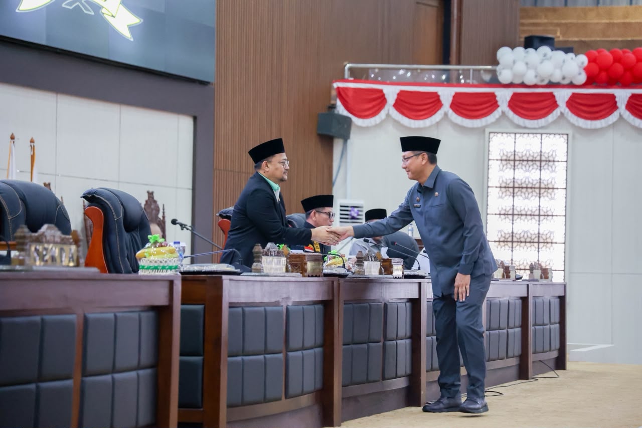Sekretaris Daerah Provinsi Banten Deden Apriandhi menghadiri Rapat Paripurna DPRD Banten terkait pembahasan Rancangan APBD Tahun Anggaran 2027 di Gedung DPRD Banten, KP3B, Kota Serang.