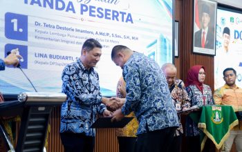 Sekretaris Daerah Provinsi Banten Deden Apriandhi bersama Kepala LAN Muhammad Taufik saat peluncuran Banten Corporate University (Banten CorpU) di Aula BPSDMD Provinsi Banten, Pandeglang, Jumat (9/10/2026).