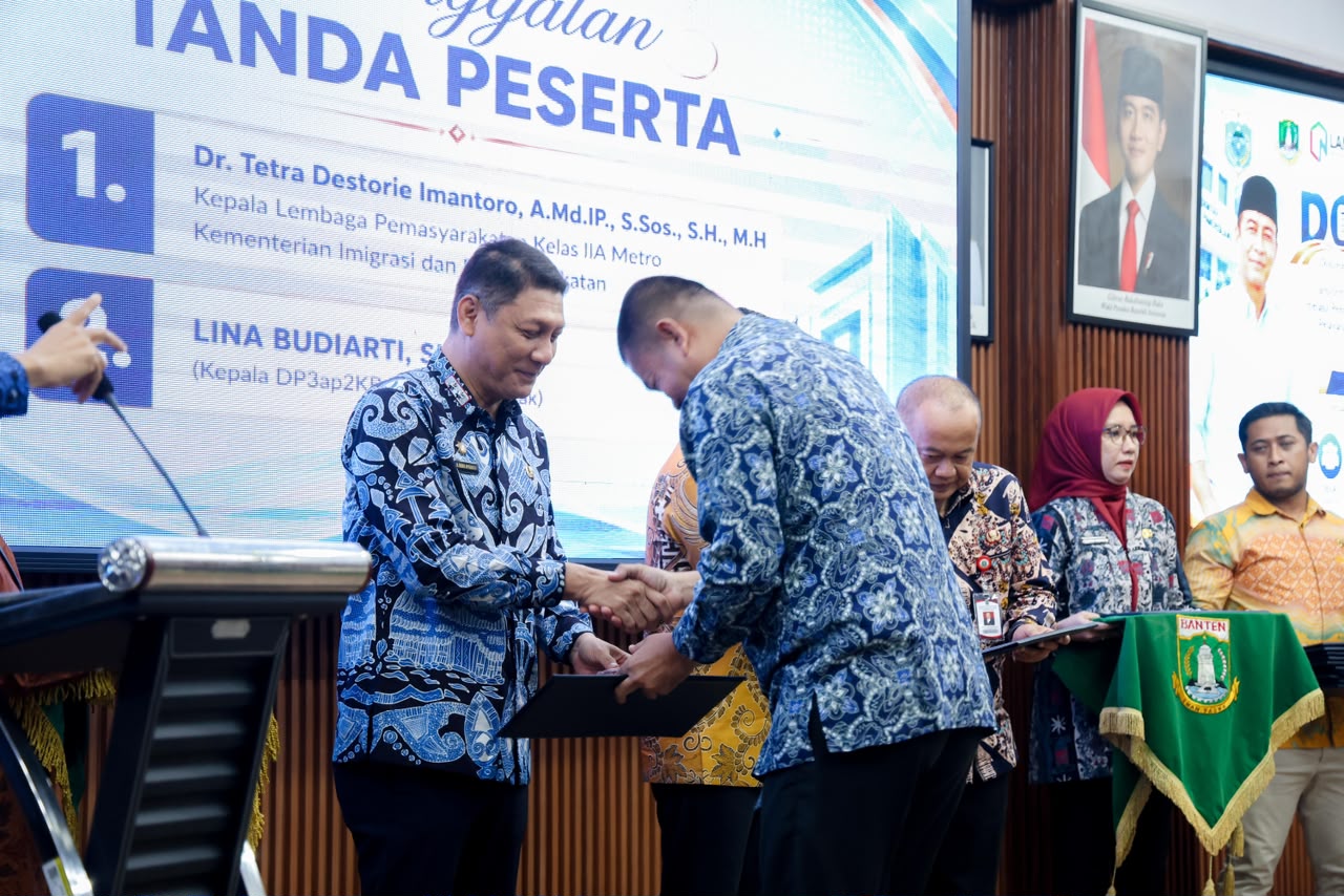 Sekretaris Daerah Provinsi Banten Deden Apriandhi bersama Kepala LAN Muhammad Taufik saat peluncuran Banten Corporate University (Banten CorpU) di Aula BPSDMD Provinsi Banten, Pandeglang, Jumat (9/10/2026).
