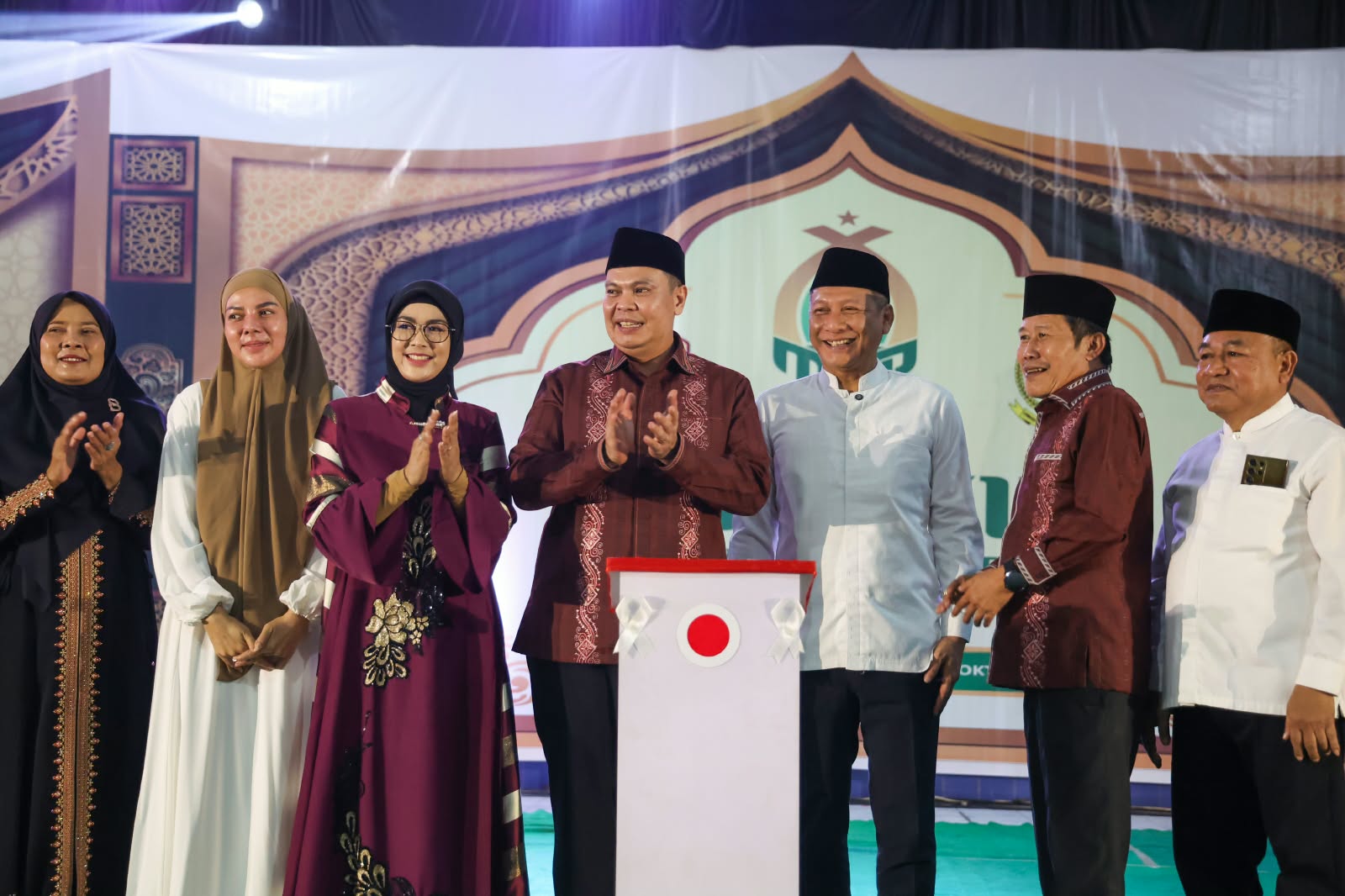 Sekretaris Daerah Provinsi Banten Deden Apriandhi membuka MTQ XIV Tingkat Kota Serang 2026 di GOR Stadion Maulana Yusuf. Ajang ini diharapkan melahirkan generasi Qurani yang mampu berprestasi hingga tingkat nasional dan internasional.