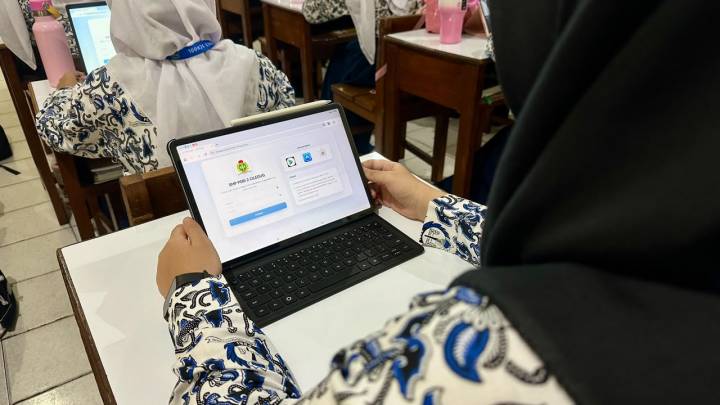 Siswa SMP PGRI 2 Ciledug mengikuti ujian berbasis Computer Based Test (CBT) menggunakan perangkat digital sebagai bagian dari transformasi pendidikan modern.