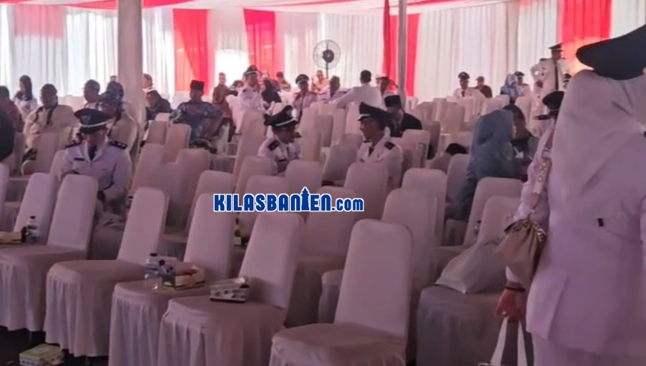Suasana rapat paripurna HUT ke-500 Kabupaten Serang di Gedung DPRD Kabupaten Serang saat sejumlah kursi kepala desa terlihat kosong ketika pidato Bupati Serang berlangsung, Kamis (8/10/2026)