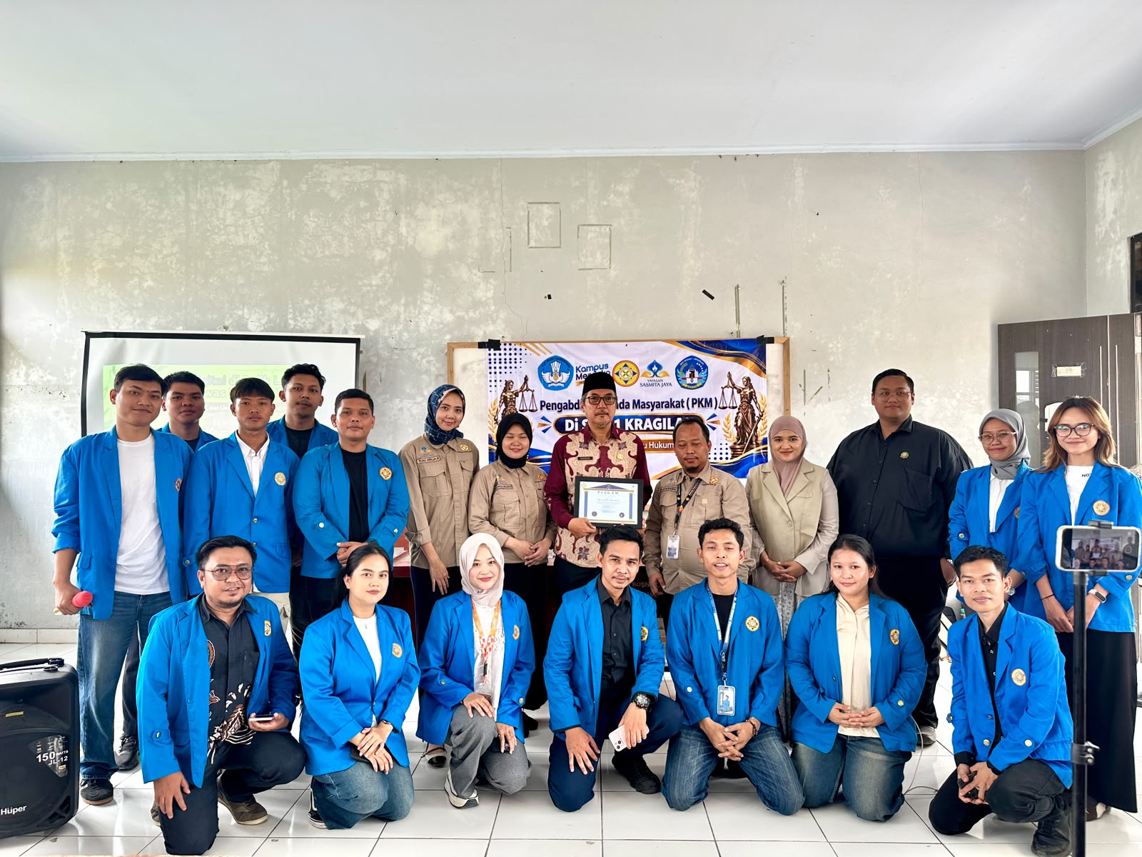 Tim dosen dan mahasiswa Fakultas Hukum Universitas Pamulang Kampus Serang memberikan edukasi pencegahan cyberbullying kepada siswa SMAN 1 Kragilan, Kabupaten Serang, Kamis (15/10/2026).