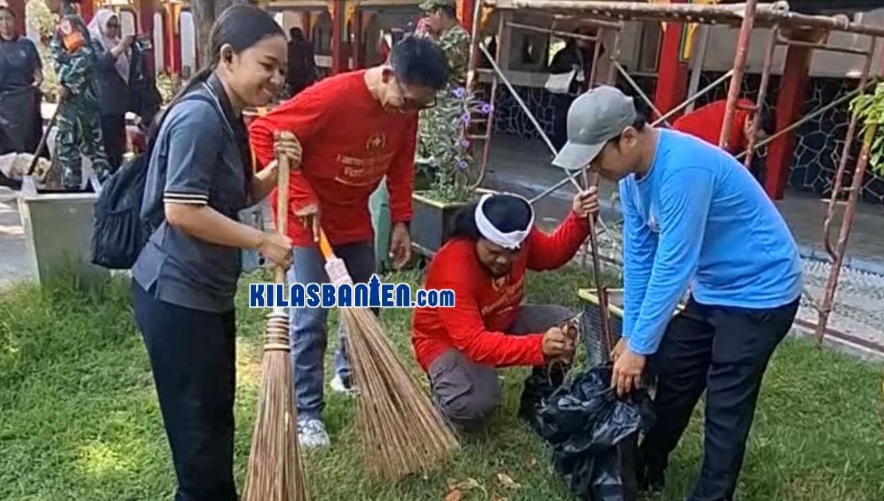 Umat lintas agama bersama FKUB Kota Serang menggelar aksi bersih-bersih di Vihara Avalokitesvara sebagai wujud nyata toleransi. Kegiatan ini menegaskan bahwa kerukunan bukan sekadar slogan, tetapi budaya yang terus dijaga.