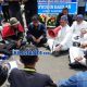 Wakil Bupati Serang Muhammad Najib Hamas berdialog dengan mahasiswa yang menggelar aksi di depan Gedung DPRD Kabupaten Serang saat peringatan HUT ke-500 Kabupaten Serang, Kamis (8/10/2026).