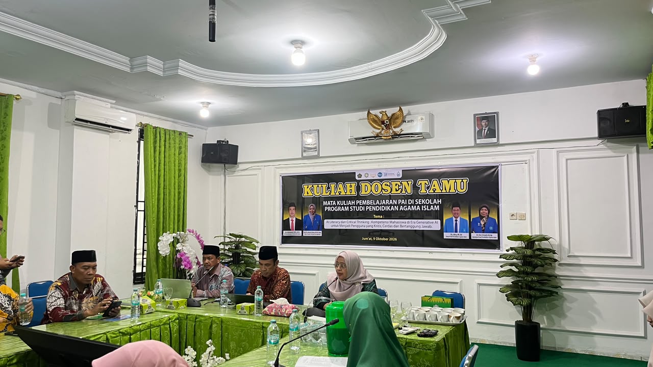 Wakil Rektor II UIN Sultan Maulana Hasanuddin Banten, Dr. Ali Muhtarom, menyampaikan materi tentang literasi Artificial Intelligence (AI) dan pentingnya menjaga kemampuan berpikir kritis dalam kuliah tamu di UIN Sultan Syarif Kasim Riau, Jumat (9/10/2026).