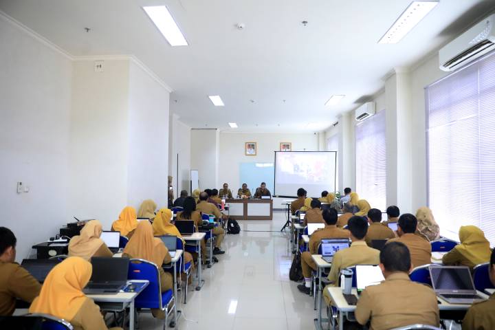 Wakil Wali Kota Tangerang Maryono membuka Pelatihan Teknis Substantif Pengelolaan Data Pemerintah Kota Tangerang Tahun 2026 di Graha Bhakti Karya, Modernland