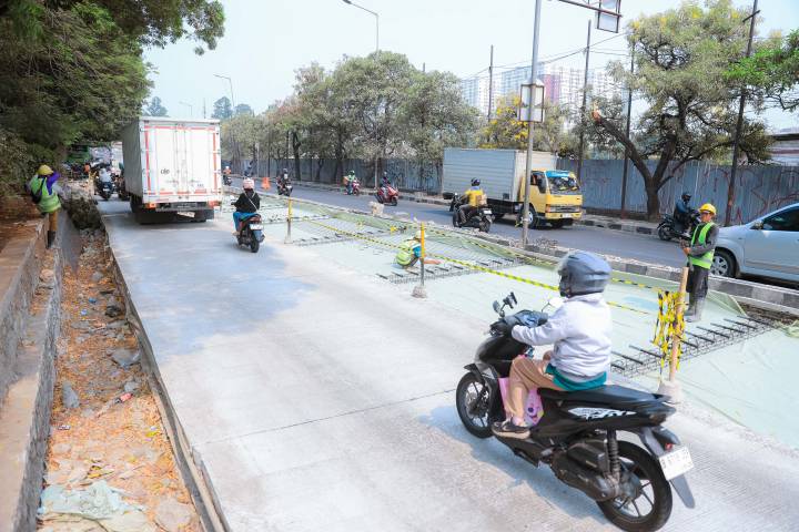 Wali Kota Tangerang Sachrudin meninjau langsung progres perbaikan Jalan Teuku Umar dan proyek penataan akses lalu lintas untuk mempercepat peningkatan infrastruktur di Kota Tangerang.