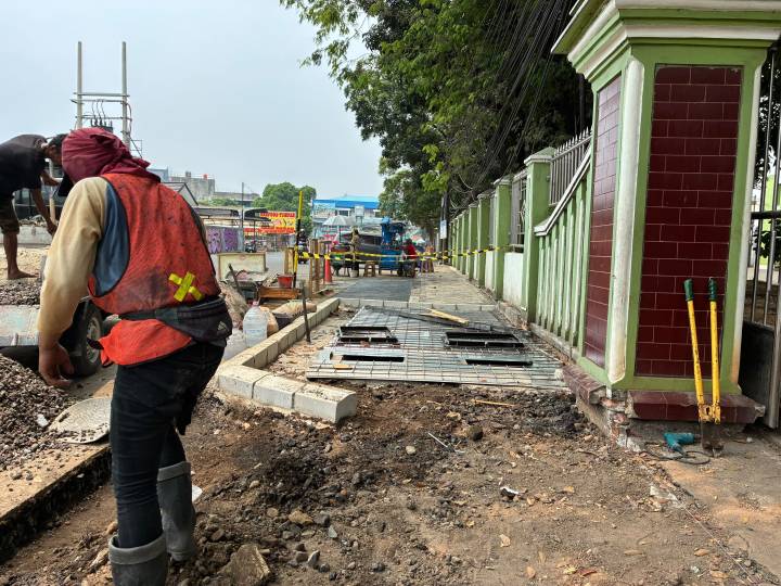 Pemkot Tangerang rombak total fasilitas jalur pejalan kaki yang berada di depan Masjid Agung Al-Ittihad Kota Tangerang.