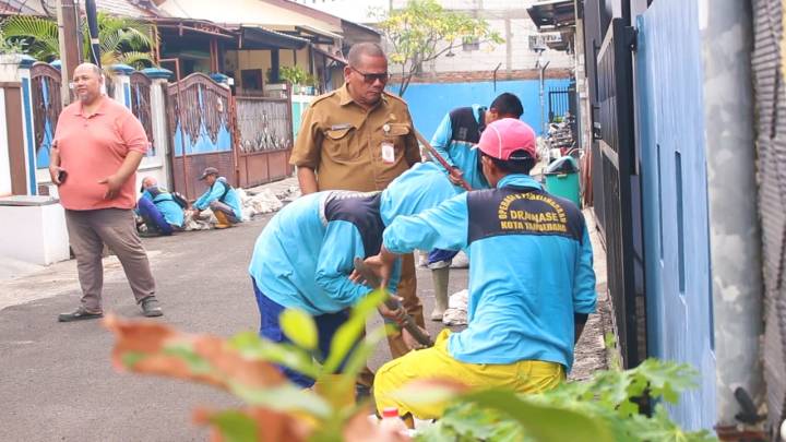 Aksi gotong royong warga dan petugas DPUPR Kota Tangerang dalam kegiatan Normalisasi Saluran Air Larangan Selatan menjelang musim penghujan.