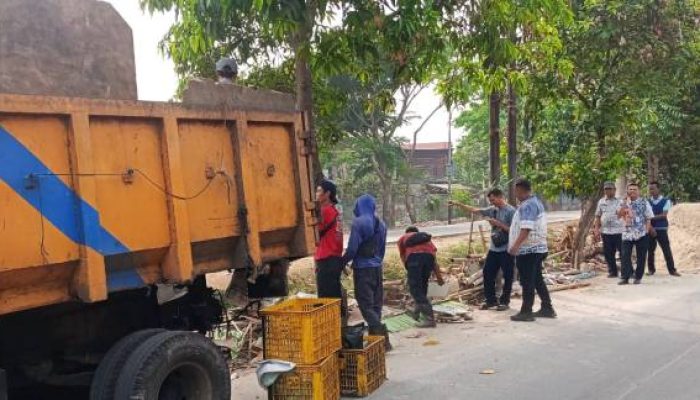 Bebaskan Akses Jalan Raya, Trantib Kecamatan Tangerang Ratakan Bangunan Liar Irigasi Sipon