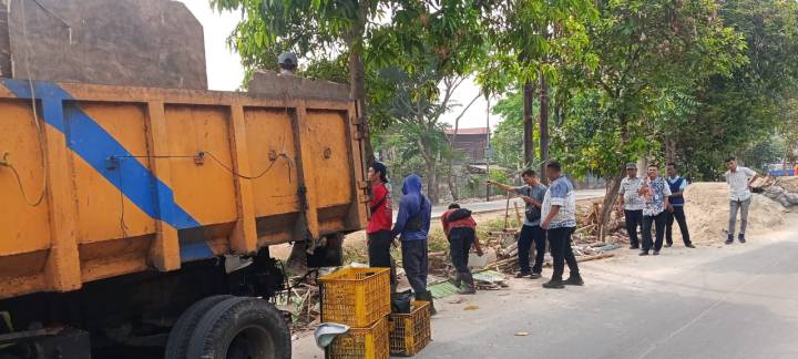 Aparat Trantib Kecamatan Tangerang dibantu warga saat meratakan wujud fisik Bangunan Liar Irigasi Sipon untuk membebaskan akses jalan raya.